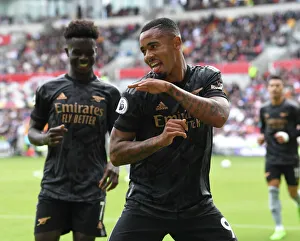 Arsenal's Jesus and Saka Celebrate Winning Goals vs. Brentford