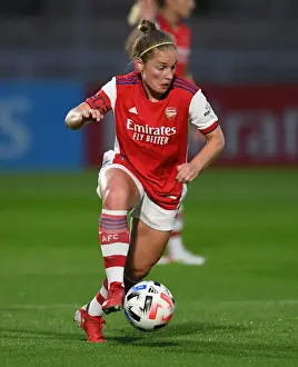 Arsenal's Kim Little in Action: Arsenal Women vs Slavia Prague - UEFA Women's Champions League 2021-22