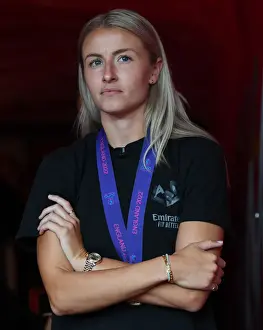 Arsenal's Leah Williamson Ponders Half-Time Strategies Against Fulham in Premier League Clash