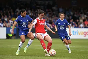 Arsenal's Lotte Wubben-Moy Fends Off Chelsea's Pressure in FA Women's Super League Clash