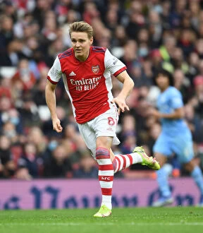 Images Dated 1st January 2022: Arsenal's Martin Odegaard Faces Manchester City in Premier League Showdown