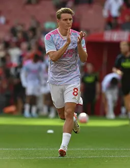 Arsenal's Martin Odegaard Readies for Battle: Arsenal vs Manchester City, 2023-24 Premier League Clash