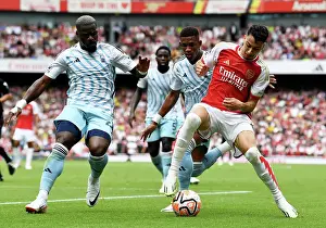Arsenal's Martinelli Faces Off Against Aurier and Danilo of Nottingham Forest in Intense Premier League Clash (2023-24)