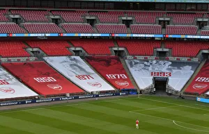Arsenal's Mustafi Prays Before FA Cup Semi-Final vs Manchester City