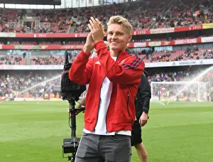 Arsenal's New Signing Martin Odegaard Greets Fans Before Arsenal vs Chelsea (2021-22)