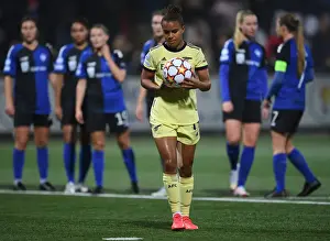 Arsenal's Nikita Parris Battles for Possession in UEFA Women's Champions League Match against HB Koge