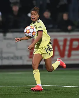 Arsenal's Nikita Parris Fights for Possession in UEFA Women's Champions League Match against HB Koge