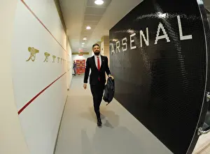 Arsenal's Olivier Giroud Prepares for Kick-off Against Hull City (Arsenal v Hull City, 2016-17)