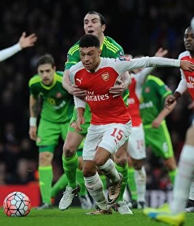 Arsenal v Sunderland FA Cup 2015-16 Collection: Arsenal's Oxlade-Chamberlain Fends Off Sunderland's O'Shea in FA Cup Battle