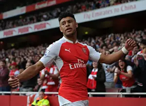 Arsenal's Oxlade-Chamberlain Goes Head-to-Head with Manchester United in Premier League Clash