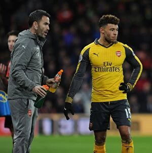 AFC Bournemouth v Arsenal 2016-17 Collection: Arsenal's Oxlade-Chamberlain Hydrates with Fitness Coach Amidst AFC Bournemouth Clash (2016-17)
