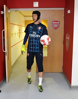 Arsenal's Petr Cech Readies for Arsenal vs. Olympique Lyonnais at Emirates Cup 2015/16