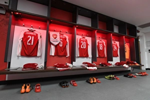 Arsenal's Pre-Match Huddle: Carabao Cup Final vs. Manchester City