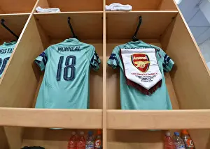 Stade Rennes V Arsenal 2018-19 Prints: Arsenal's Pre-Match Huddle: Stade Rennais vs Arsenal