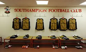 Southampton V Arsenal 2015-16 Prints: Arsenal's Pre-Match Huddle: Unity Before Battle - Southampton vs Arsenal