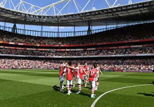 Images Dated 8th May 2022: Arsenal's Pre-Match Huddle vs Leeds United, Premier League 2021-22