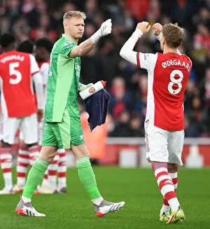 Images Dated 11th December 2021: Arsenal's Ramsdale and Odegaard Pre-Match Huddle vs Southampton (Premier League 2021-22)