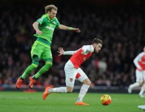 Images Dated 5th December 2015: Arsenal's Ramsey Outshines Toivonen: Agile Moves in Arsenal's Victory over Sunderland (2015-16)