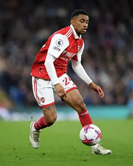 Arsenal's Reiss Nelson Sprints Past Manchester City Defenders in Premier League Clash (2022-23)
