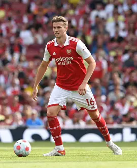 Arsenal's Rob Holding in Action: Premier League Clash between Arsenal and Everton (2021-22)