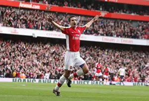 Arsenal's Robin van Persie Scores Hat-Trick in 3-0 Crushing of Tottenham Hotspur