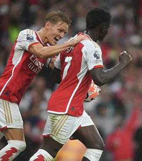 Arsenal's Saka and Odegaard Celebrate First Goal vs. Fulham in 2023-24 Premier League
