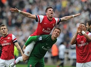 Newcastle United Collection: Arsenal's Triumph: Giroud and Szczesny's Jubilant Moment after Newcastle Victory