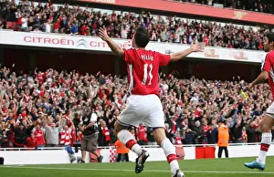 Arsenal's Triumph Over Tottenham: Robin van Persie's Epic Goal (3-0), 2009 - The Unforgettable Moment