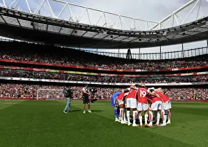 Arsenal's Unified Focus: The Powerful Pre-Match Huddle Ahead of Fulham Clash, 2023-24 Premier League