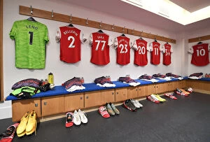 Images Dated 21st January 2020: Arsenal's Unified Focus: Pre-Match Huddle Against Chelsea, Premier League 2019-2020