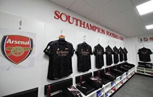 Southampton v Arsenal 2022-23 Collection: Arsenal's Unified Focus: Pre-Match Huddle Ahead of Southampton Clash, Premier League 2022-23