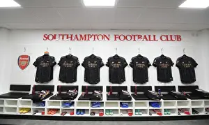 Arsenal's Unified Focus: Pre-Match Huddle before Southampton Clash, Premier League 2022-23