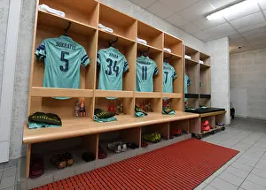 Stade Rennes V Arsenal 2018-19 Prints: Arsenal's Unified Focus: Pre-Match Huddle before UEFA Europa League Clash against Stade Rennais