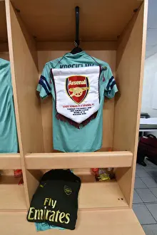 Arsenal's Unified Focus: Pre-Match Huddle before UEFA Europa League Clash against Stade Rennais