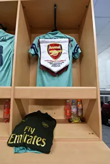 Arsenal's Unified Focus: Pre-Match Huddle before UEFA Europa League Clash against Stade Rennais