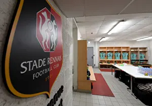 Arsenal's Unified Focus: Pre-Match Huddle Before UEFA Europa League Clash Against Stade Rennais