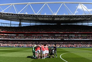 Images Dated 8th May 2022: Arsenal's Unified Team Spirit: Premier League Showdown Against Leeds United at Emirates Stadium