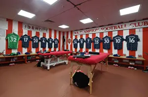 Southampton V Arsenal 2021-22 Prints: Arsenal's United Team Spirit: Pre-Match Huddle before Southampton Clash