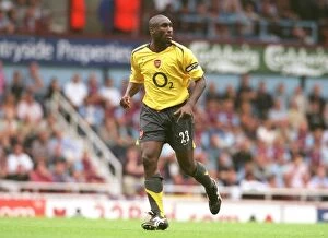 Images Dated 26th September 2005: Arsenal's Unyielding Battle: Sol Campbell vs. West Ham United - The 2005 FA Premiership Draw at