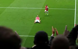 Arsenal's Winning Start: Robin van Persie and Theo Walcott Celebrate First Goal vs. Sunderland in the Premier League