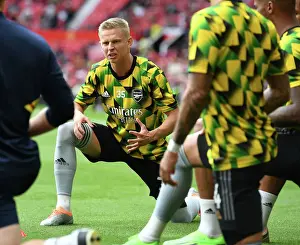 Arsenal's Zinchenko Warms Up Ahead of Manchester United Clash - Premier League 2022-23