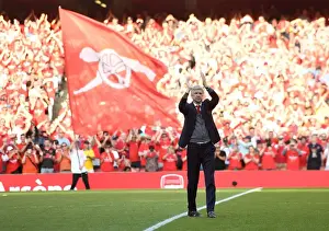 Arsene Wave: Arsenal Manager Bids Farewell to Emirates Fans vs Burnley (2017-18)