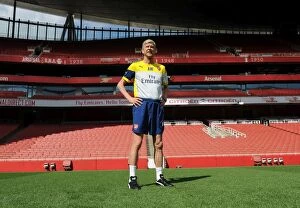 Arsenal Photocall 2014/15 Collection: Arsene Wenger with Arsenal First Team at Emirates Stadium, 2014