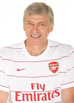 Arsene Wenger with Arsenal First Team at Emirates Stadium (2008)