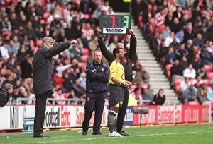 Sunderland v Arsenal 2005-06 Collection: Arsene Wenger the Arsenal Manager brings on substitute Ashley Cole (Arsenal)