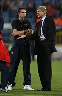 Steaua Bucharest v Arsenal 2007-08 Collection: Arsene Wenger the Arsenal Manager and Robin van Persie