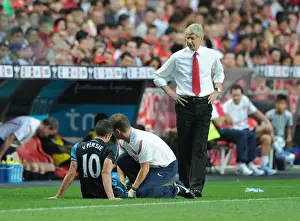 Arsene Wenger Tends to Injured Robin van Persie during Benfica vs Arsenal Pre-Season Friendly
