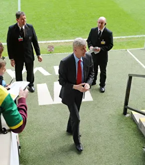 Arsene Wenger's Intense Pre-Match Focus (2013-14) at Norwich City