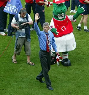 Arsene Wenger's Triumph: Arsenal's Thrilling 2-1 Victory Over Leicester City, FA Premiership, 2004