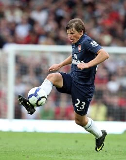 Manchester United v Arsenal 2009-10 Collection: Arshavin's Battle at Old Trafford: Manchester United 2-1 Arsenal in the Premier League